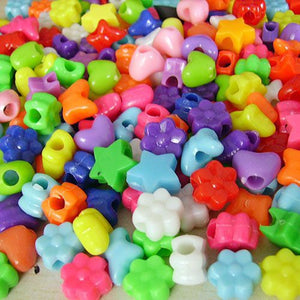 Paquet de perles de couleurs et de formes variées en plastique (225 gr.)