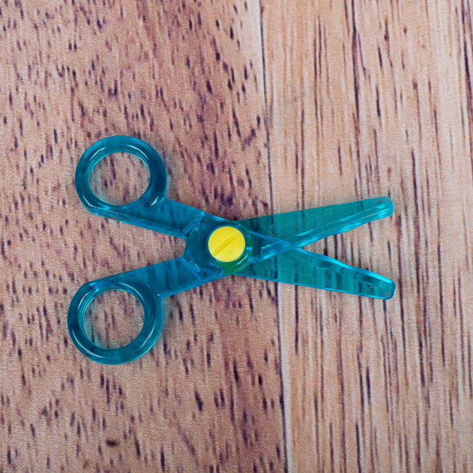 Petit ciseaux en plastique - découpe en vague