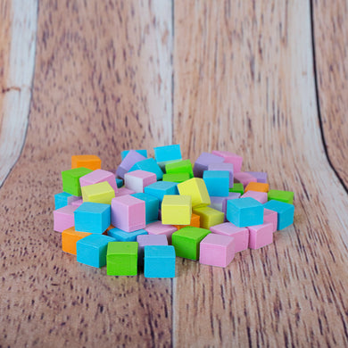 Petits cubes en mousse de plusieurs couleurs