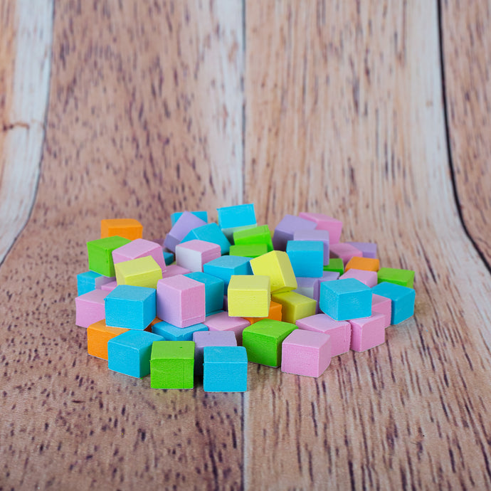 Petits cubes en mousse de plusieurs couleurs