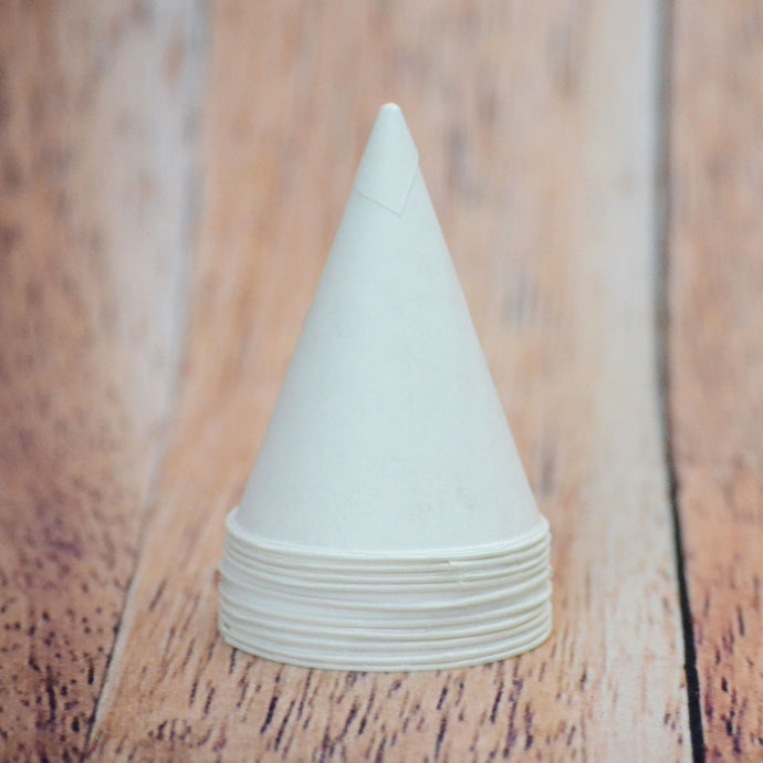 Verres coniques en papier blanc