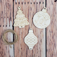 Charger l&#39;image dans la galerie, 3 petites décorations de Noël en bois - formes variées