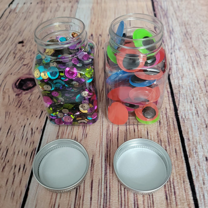 2 petits pots en plastique transparent de 110 ml