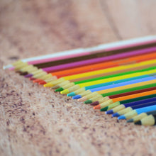 Charger l&#39;image dans la galerie, 24 crayons de couleur en bois taillés de marque Crayola