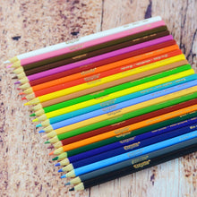 Charger l&#39;image dans la galerie, 24 crayons de couleur en bois taillés de marque Crayola