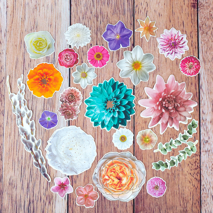 Découpes de fleurs en carton avec effet doré