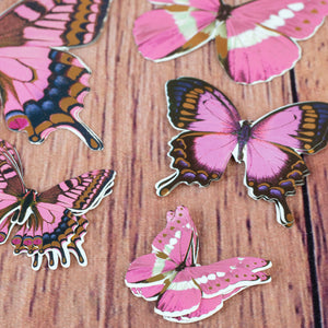 Découpes de papillons roses en carton avec effet doré
