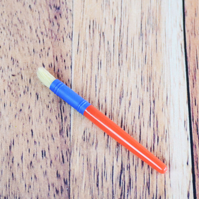 Pinceau pour enfant avec manche en plastique - couleurs variées - photo réalisée par Amuzart