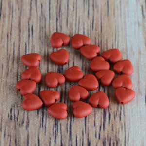 Perles rouges en plastique en forme de coeur (20 gr.)