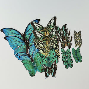 Découpes de papillons bleus en carton avec effet doré