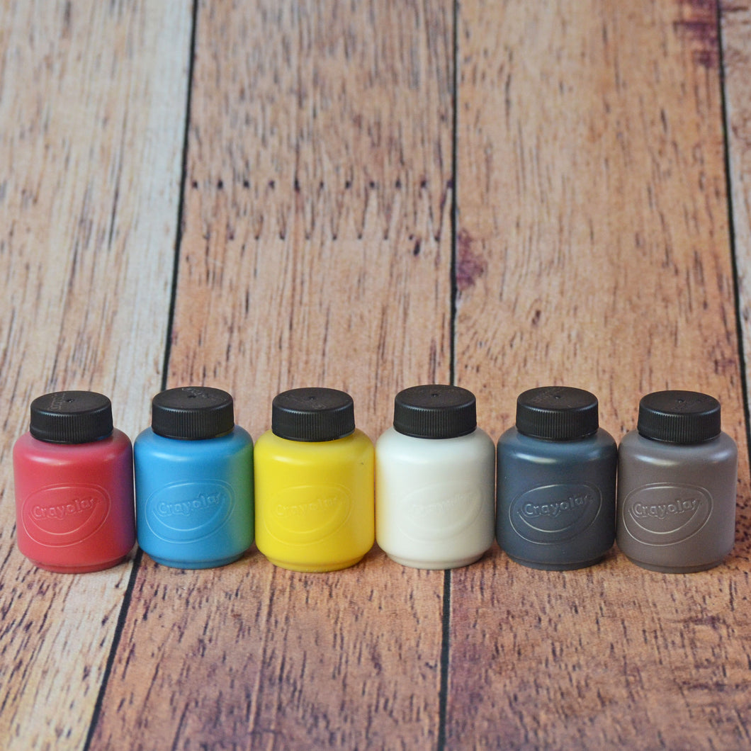 6 petits pots de peinture acrylique de marque Crayola