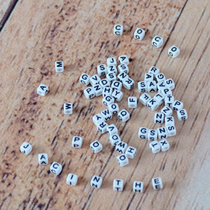 Perles typographiques en plastique (avec alphabet) 6 mm.