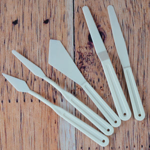 5 spatules en plastique (couteaux à peindre)