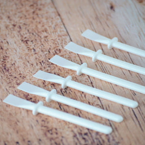6 spatules à colle de couleur blanche